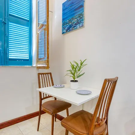 Stylish Loft With Balcony With 2 Min To & Cafes Daire *