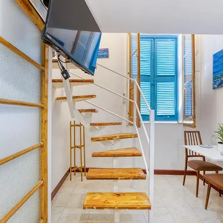 Stylish Loft With Balcony With 2 Min To & Cafes Daire