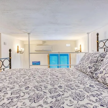 Stylish Loft With Balcony With 2 Min To & Cafes