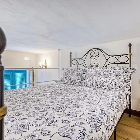 Daire Stylish Loft With Balcony With 2 Min To & Cafes *