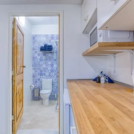 Stylish Loft With Balcony With 2 Min To & Cafes *
