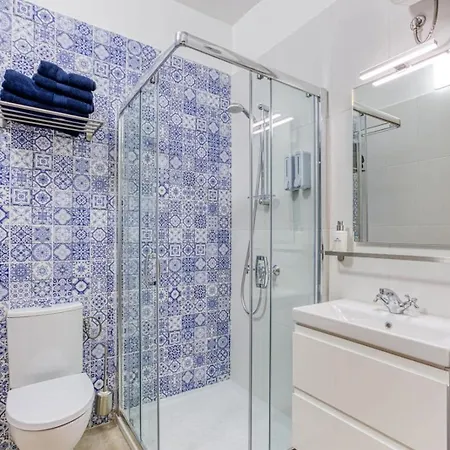 Daire Stylish Loft With Balcony With 2 Min To & Cafes