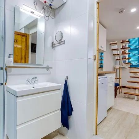Daire Stylish Loft With Balcony With 2 Min To & Cafes