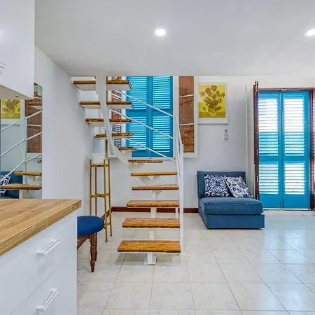 Stylish Loft With Balcony With 2 Min To & Cafes Daire *