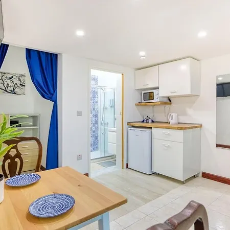 Daire Stylish Loft With Balcony With 2 Min To & Cafes *