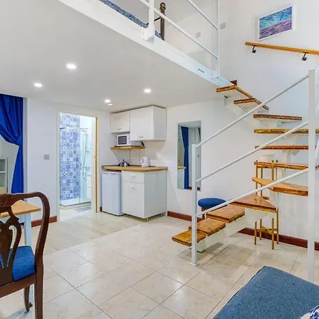Stylish Loft With Balcony With 2 Min To & Cafes Daire