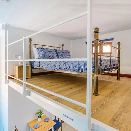 Stylish Loft With Balcony With 2 Min To & Cafes *