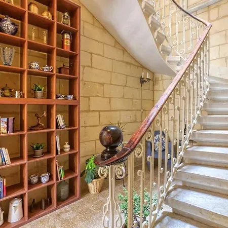 Stylish Loft With Balcony With 2 Min To & Cafes Daire *