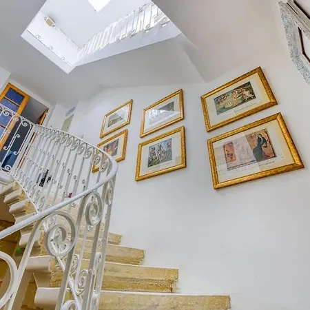 Daire Stylish Loft With Balcony With 2 Min To & Cafes *